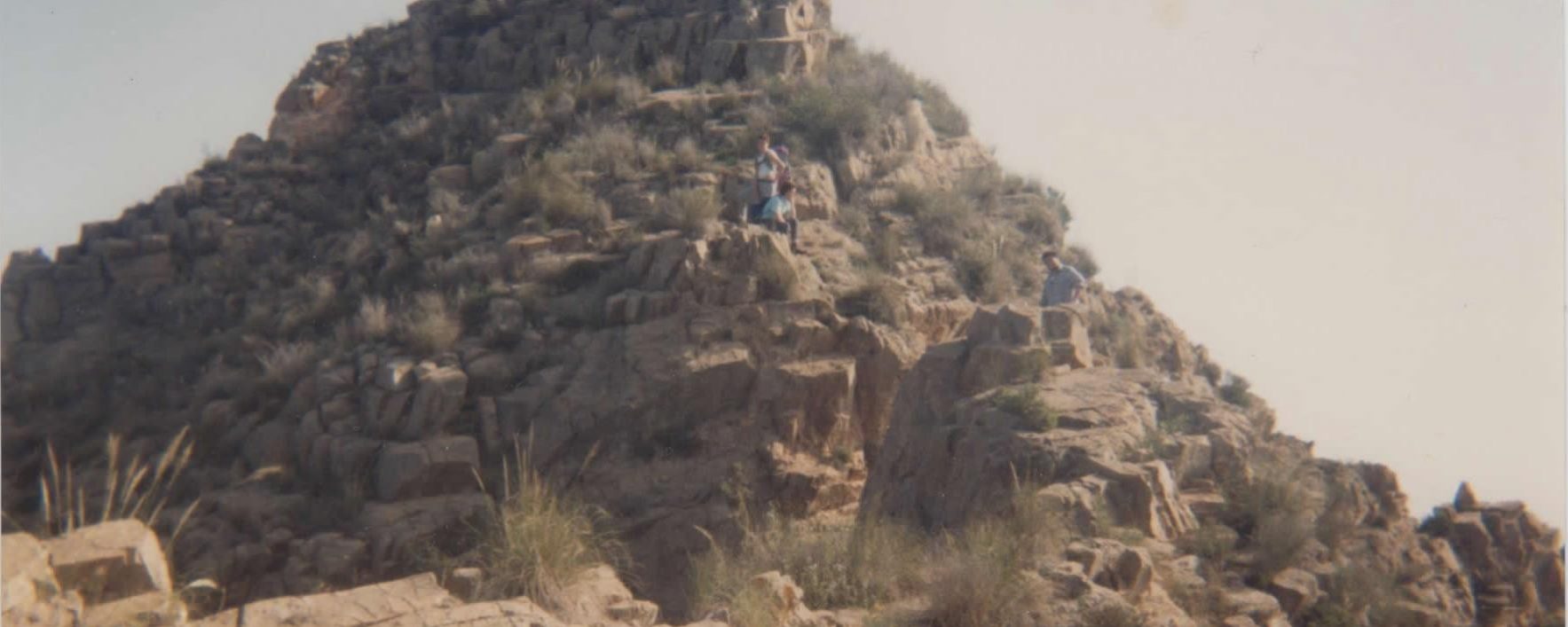 Miguel Ángel a un lado de la V del San Bernardo, al otro lado 2 callosinos y el pico