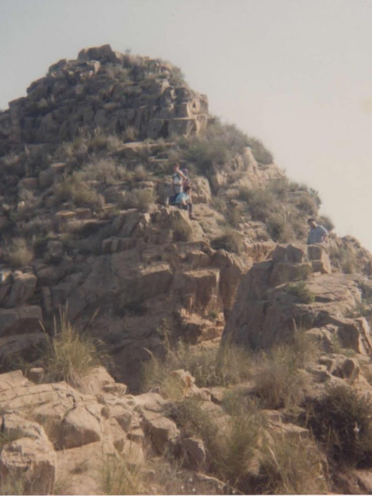 Miguel Ángel a un lado de la V del San Bernardo, al otro lado 2 callosinos y el pico
