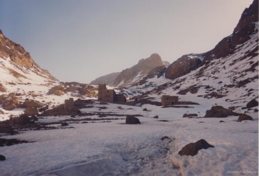 Llegando al Refugio del Toubkal, detrás el Akioud