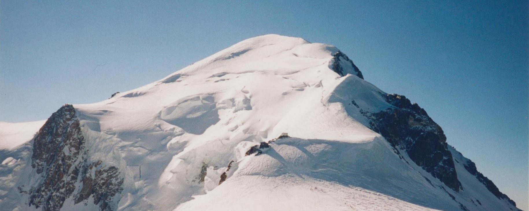 El Mont Blanc desde la Dôme du Goûter, 4.304 mts., en el centro el Refugio Vallot