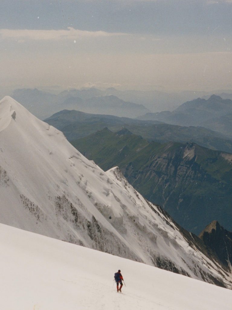 Quique bajando a la Aiguille du Goûter, delante la Aiguille du Bionnassay