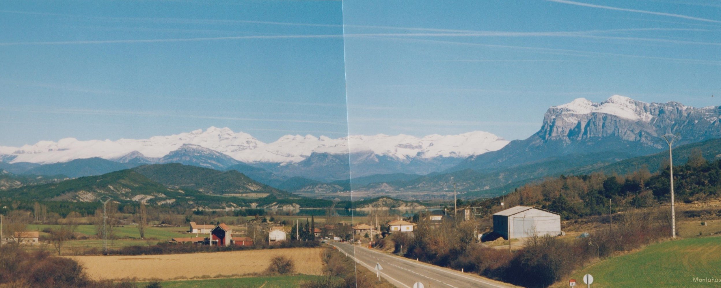 Saliendo del valle de Aínsa, de izquierda a derecha: Gabietos, Taillón, El Casco, La Torre, Picos de La Cascada, Cilindro, Monte Perdido, Soum de Ramond, Punta de las Olas, Collado de Añisclo, Sierra de Las Tucas y macizo de La Munia. A la derecha más cerca la Peña Montañesa