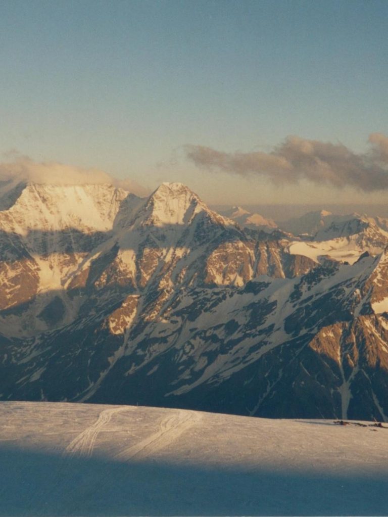 Atardecer con el Donguzorum Pequeño a la derecha delante y el Donguzorum en el centro izquierda
