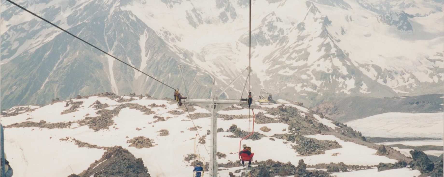 Bajando en el telesilla, el Donguzorum Pequeño a la izquierda