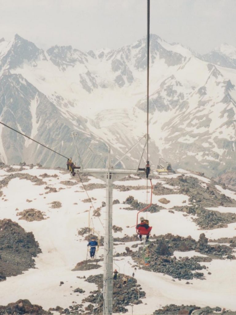 Bajando en el telesilla, el Donguzorum Pequeño a la izquierda