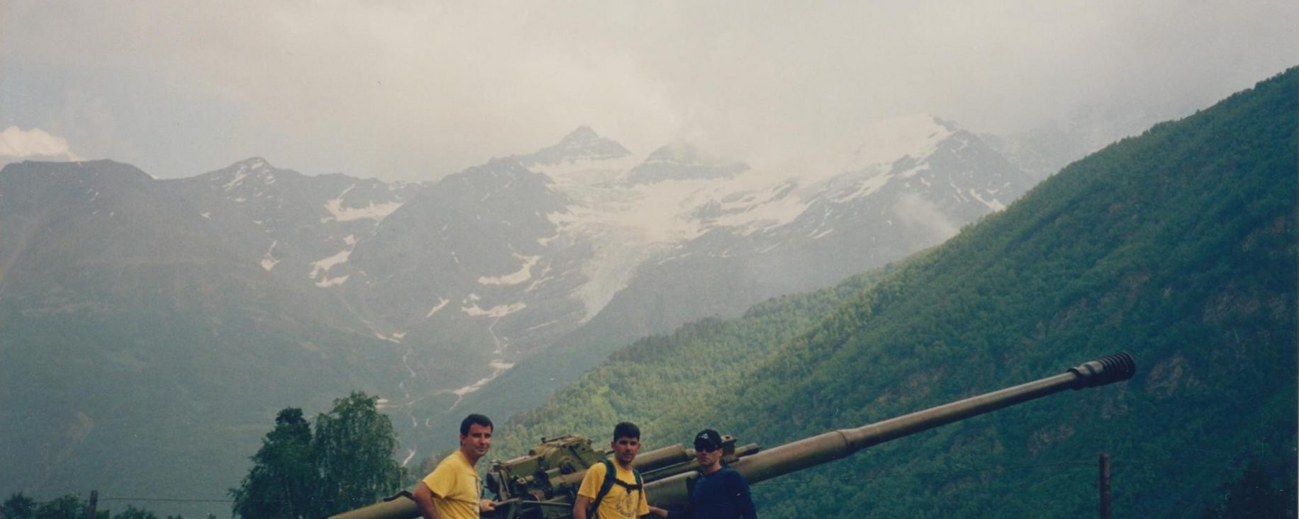 De izquierda a derecha: Joaquín, Quique y Jesús Andújar junto a unos cañones para crear aludes. Detrás los Hermanos Koguters y su glaciar