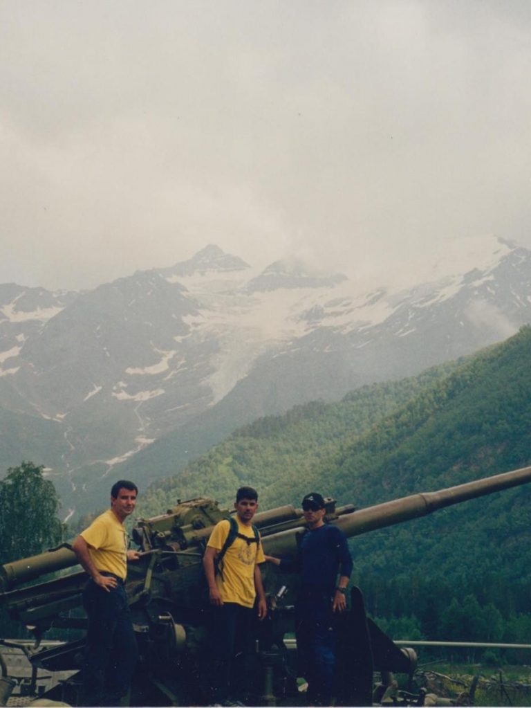De izquierda a derecha: Joaquín, Quique y Jesús Andújar junto a unos cañones para crear aludes. Detrás los Hermanos Koguters y su glaciar