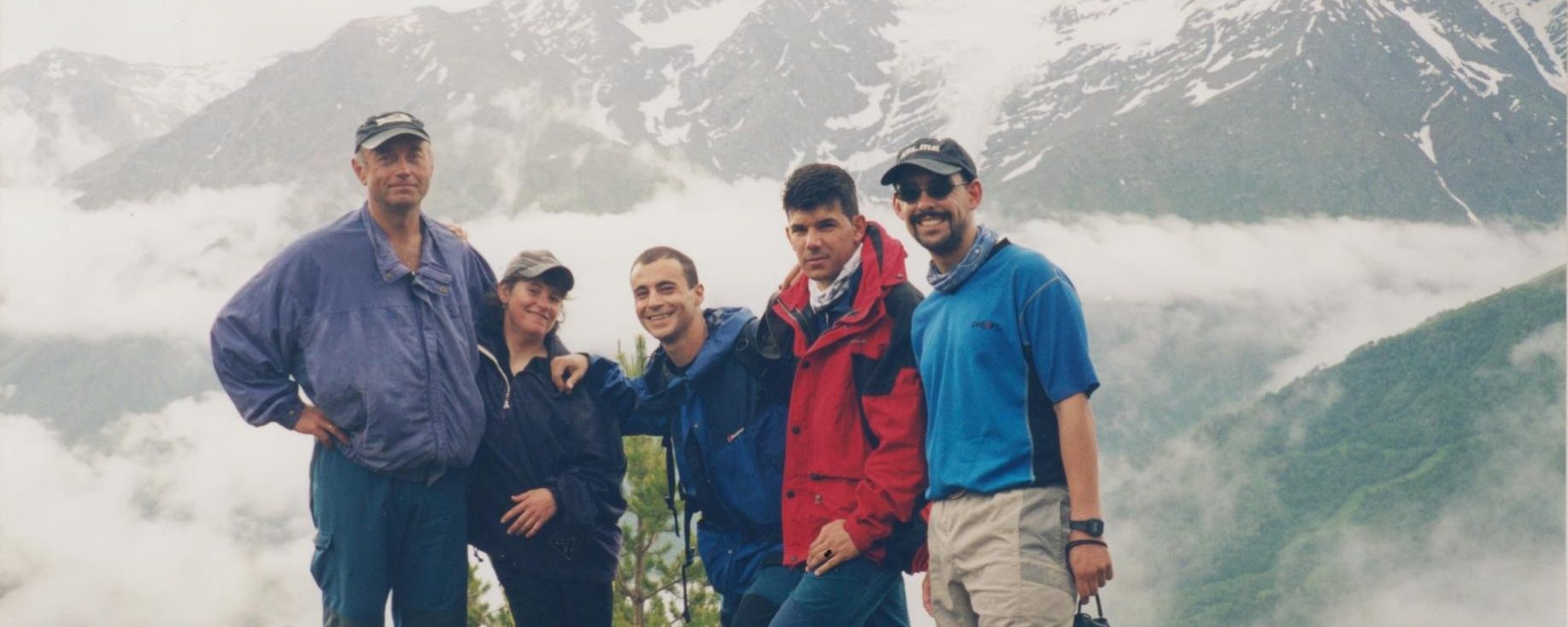 De izquierda a derecha: Oleg, Ola, Jesús Andújar, Quique y Jesús Santana con el Glaciar Koguters detrás