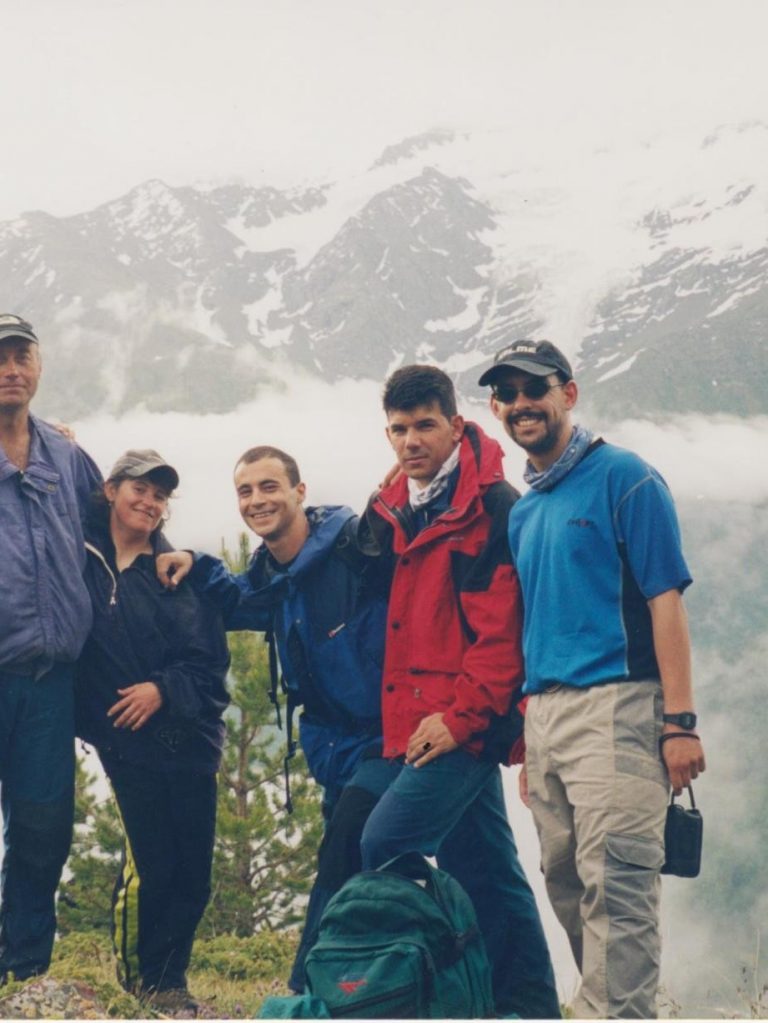 De izquierda a derecha: Oleg, Ola, Jesús Andújar, Quique y Jesús Santana con el Glaciar Koguters detrás