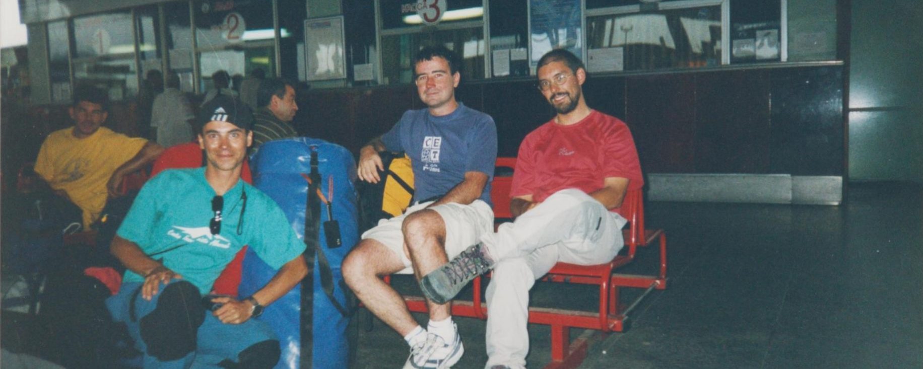 De izquierda a derecha: Quique, Jesús Andújar, Joaquín y Jesús Santana en el Aeropuerto de Mineralnye Vody.