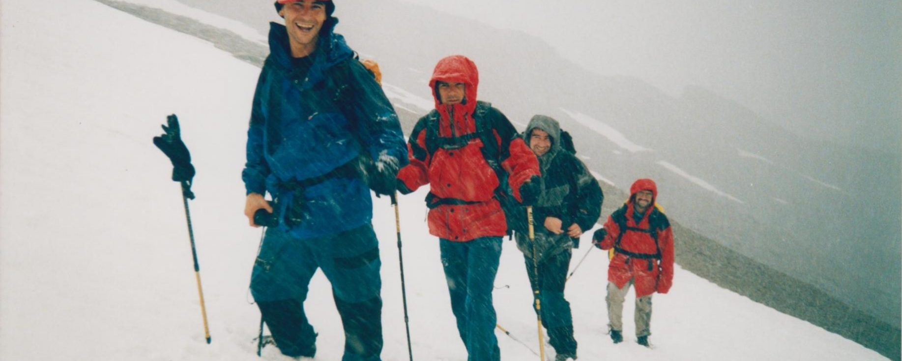 Delante Jesús Andújar, Quique, Joaquín y Jesús Santana subiendo al Couple CHeget Peak, cuando comienza a nevar