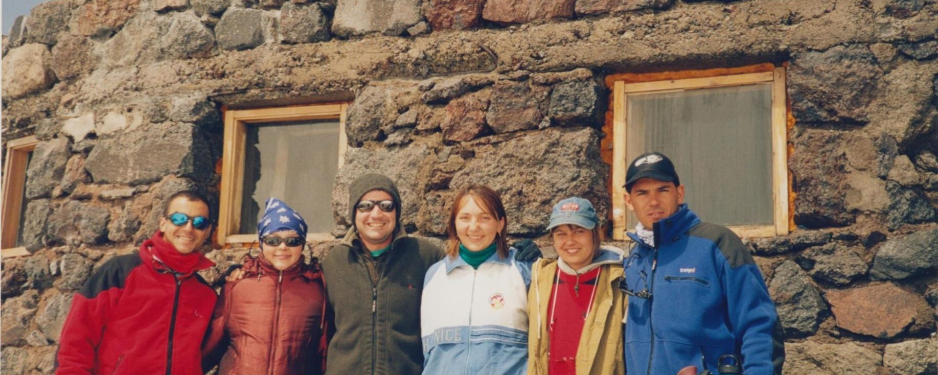 Jóvenes y curiosas turistas rusas, entre Jesús Andújar a la izquierda, Joaquín en el centro y Quique a la derecha