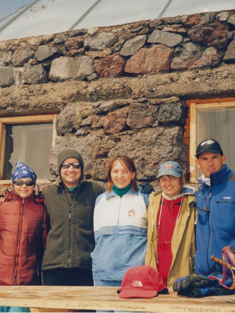 Jóvenes y curiosas turistas rusas, entre Jesús Andújar a la izquierda, Joaquín en el centro y Quique a la derecha