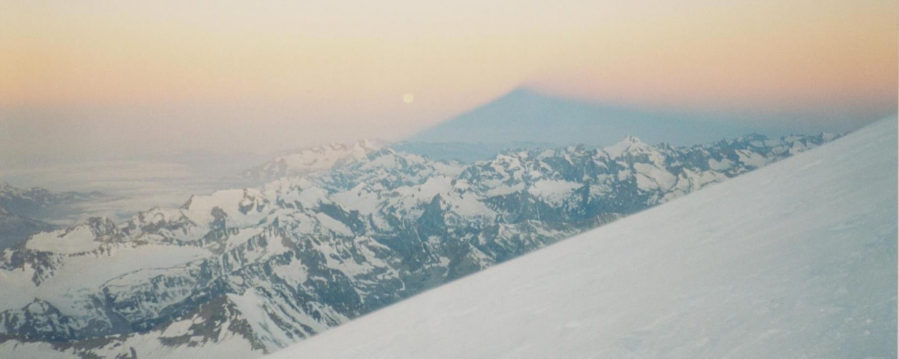 La sombra del Elbrus junto a la luna llena