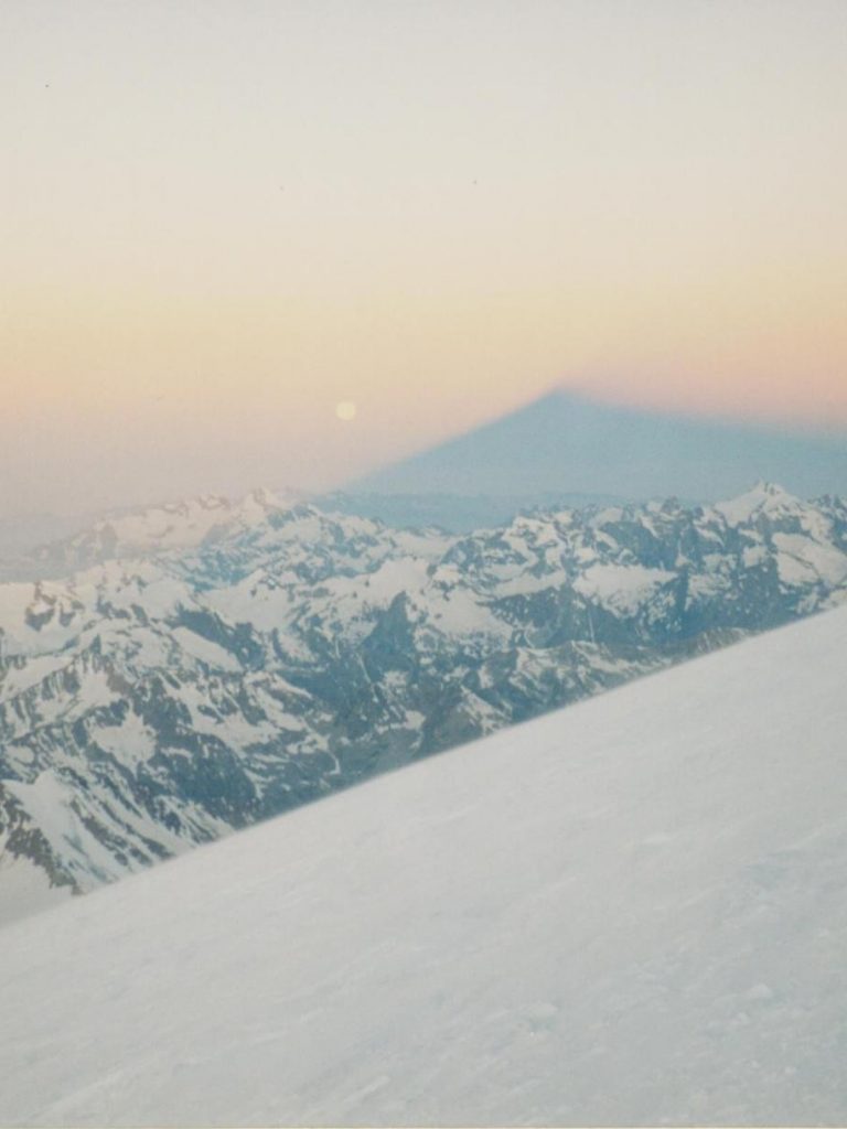 La sombra del Elbrus junto a la luna llena