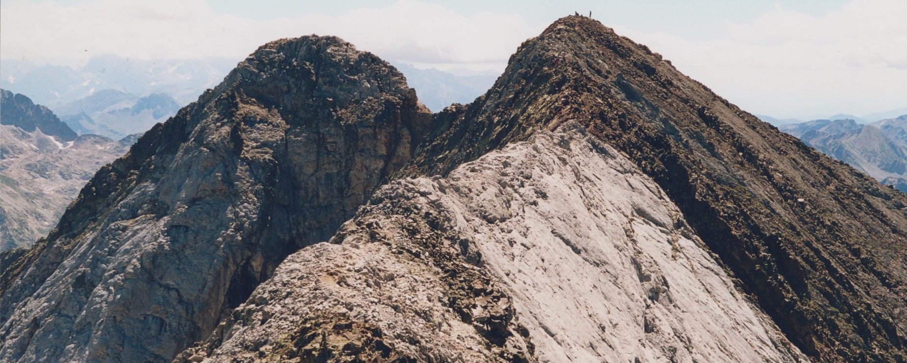 Desde la cima del Infierno Occidental, 3.075 mts., se observa la cresta sobre la Marmolada, el Infierno Central a la derecha y el Oriental a la izquierda