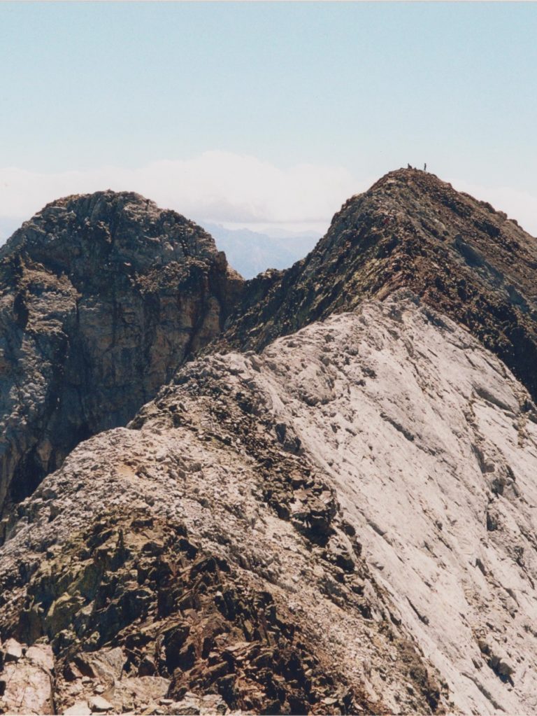 Desde la cima del Infierno Occidental, 3.075 mts., se observa la cresta sobre la Marmolada, el Infierno Central a la derecha y el Oriental a la izquierda