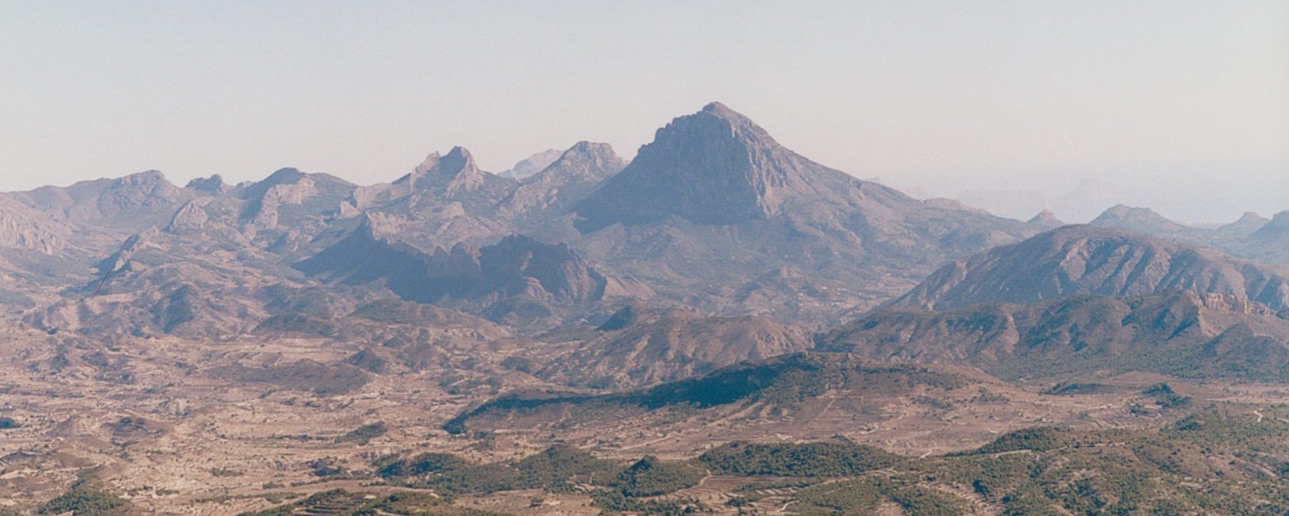 De izquierda a derecha: Penyó Roc, Cabal, Ponoch, delante de ambos la Cresta del Castellet, detrás el Ponoch un trocito de Bernia, el más alto y grande: Puig Campana, Serra d’Orxeta y al fondo casi inapreciable el Penyón d’Ifac