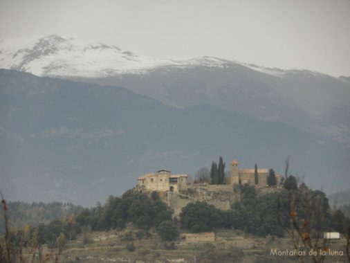 Castell de Llaès y detrás el Pirineo nevado
