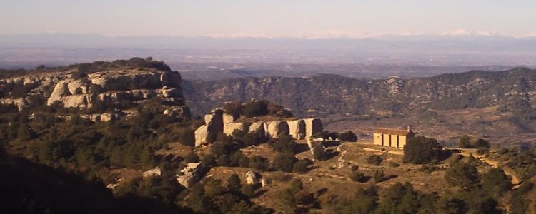 Atrás queda la Mare de Dèu de Montsant