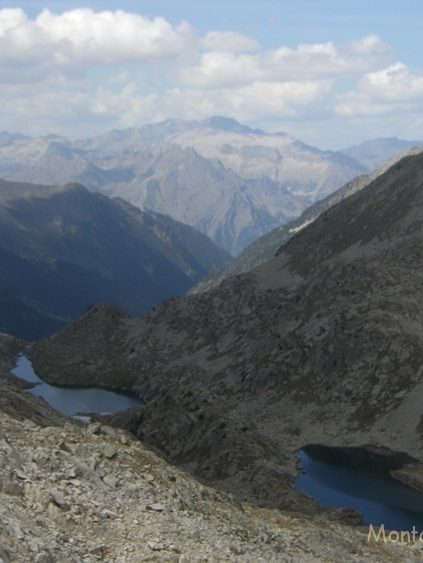 Abajo los Ibones de Vallibierna y al fondo el Posets