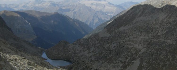 Abajo los Ibones de Vallibierna y al fondo el Posets