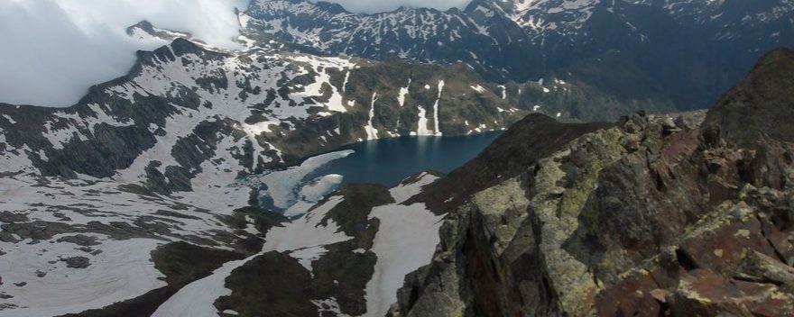 Abajo el Estany de Certascá y al fondo el macizo de la Pica d’Estats