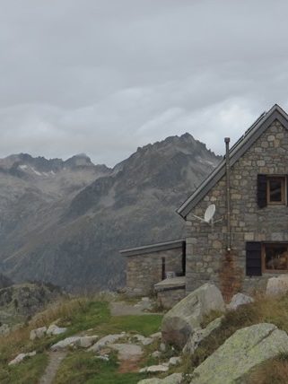 Refugio Ventosa i Calvell con Tumeneia y Besiberris al fondo