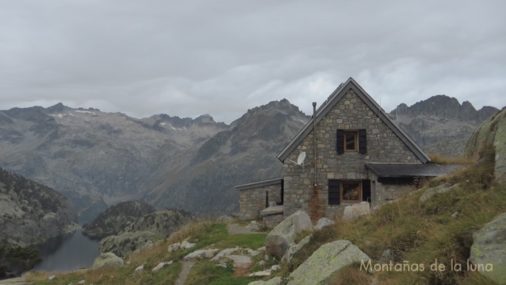 Refugio Ventosa i Calvell con Tumeneia y Besiberris al fondo
