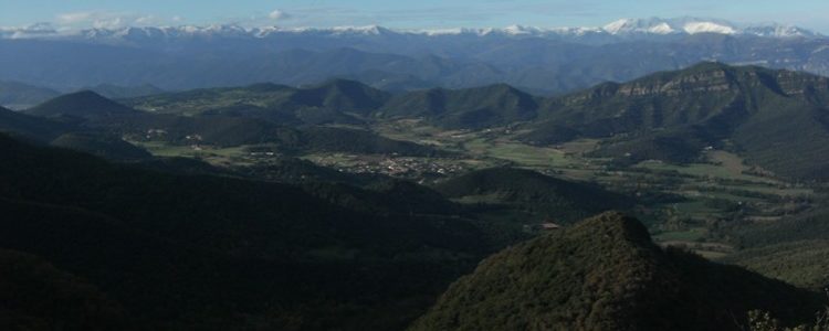 Vistas al Pirineo con el Canigó a la derecha, y abajo Santa Pau
