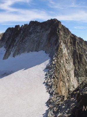 Pico Maldito y siguiendo su cresta la Punta d’Astorg