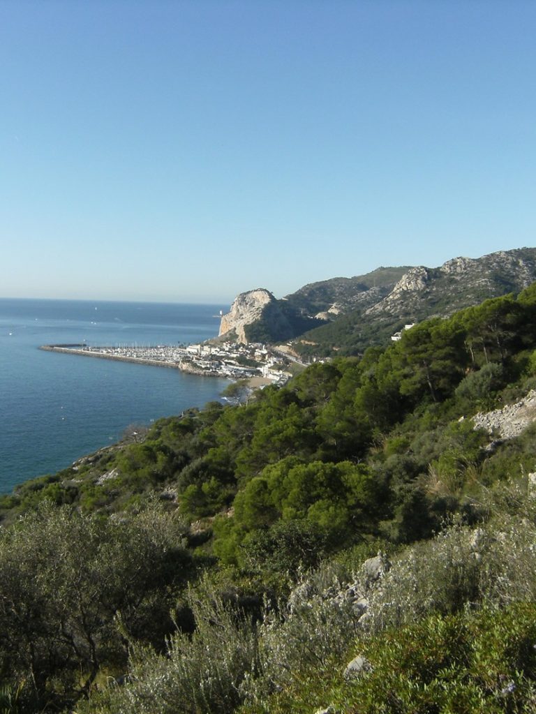 Atrás queda El Garraf junto al mar