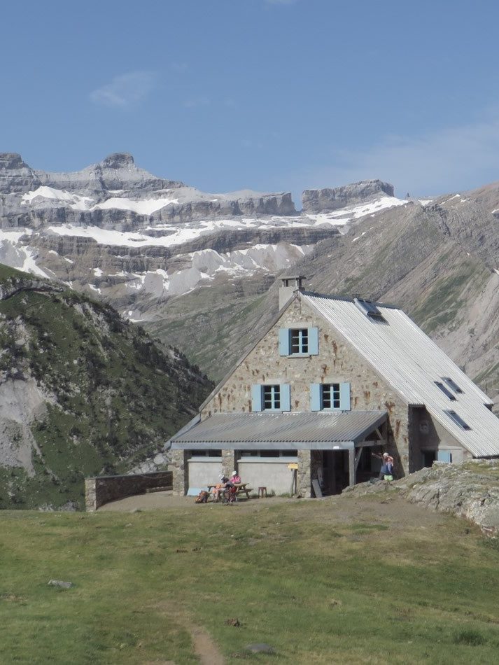 Refugio des Espuguettes con parte del Circo de Gavarnie detrás