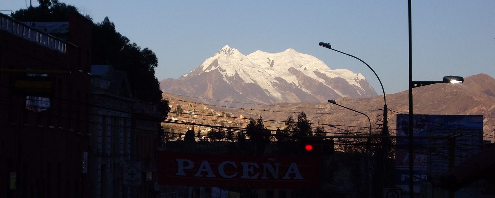 Al fondo el Illimani desde La Paz