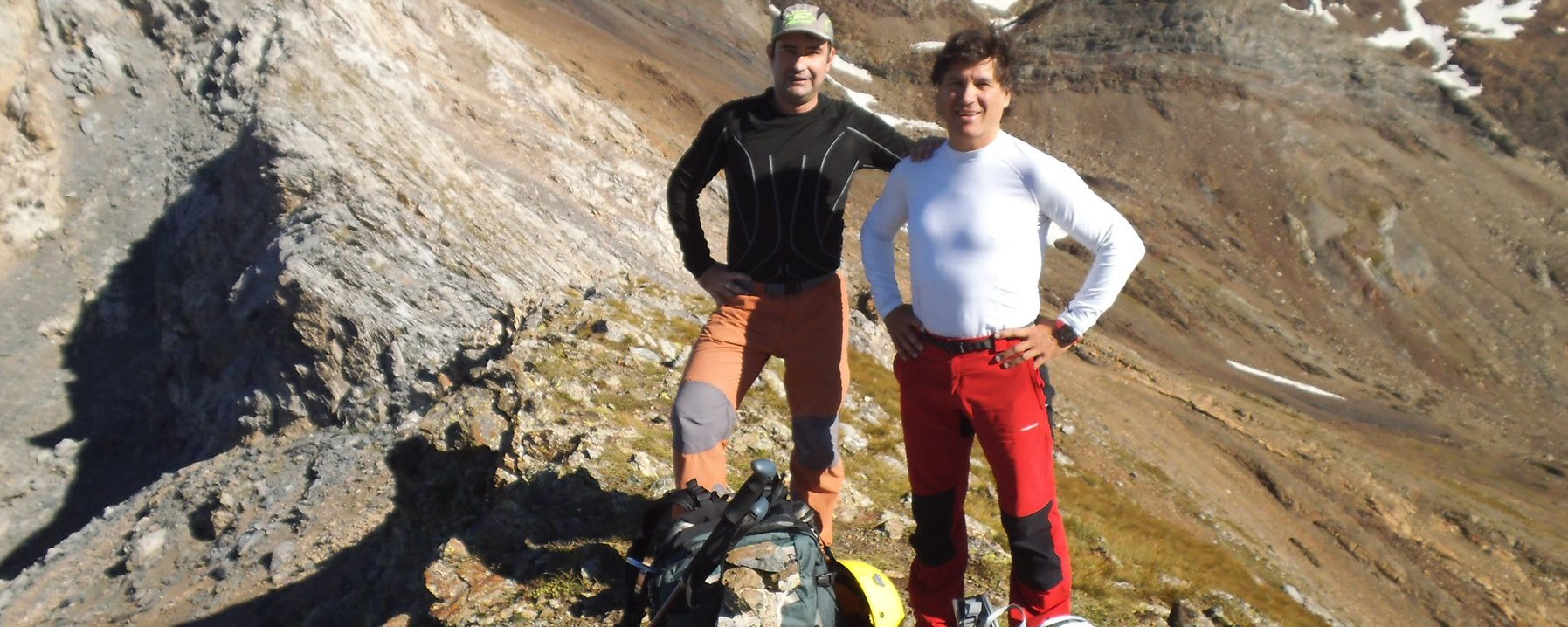 Joaquín y Francesc en la cima del Diente Royo, 3.010 mts. Detrás la cresta a recorrer