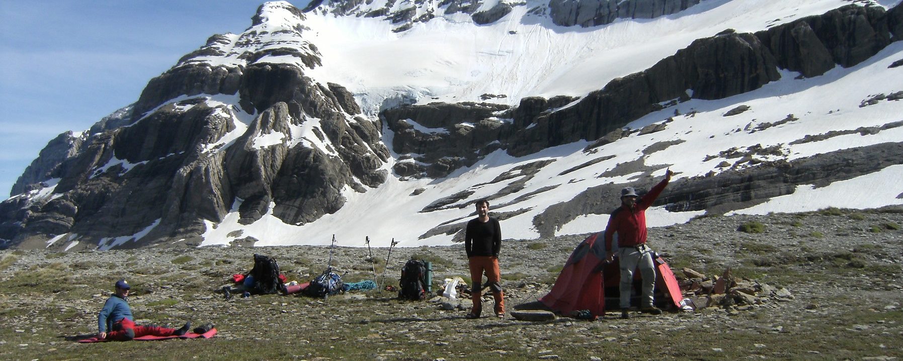 Antonio, Joaquín y Manolet acampados frente al Monte Perdido