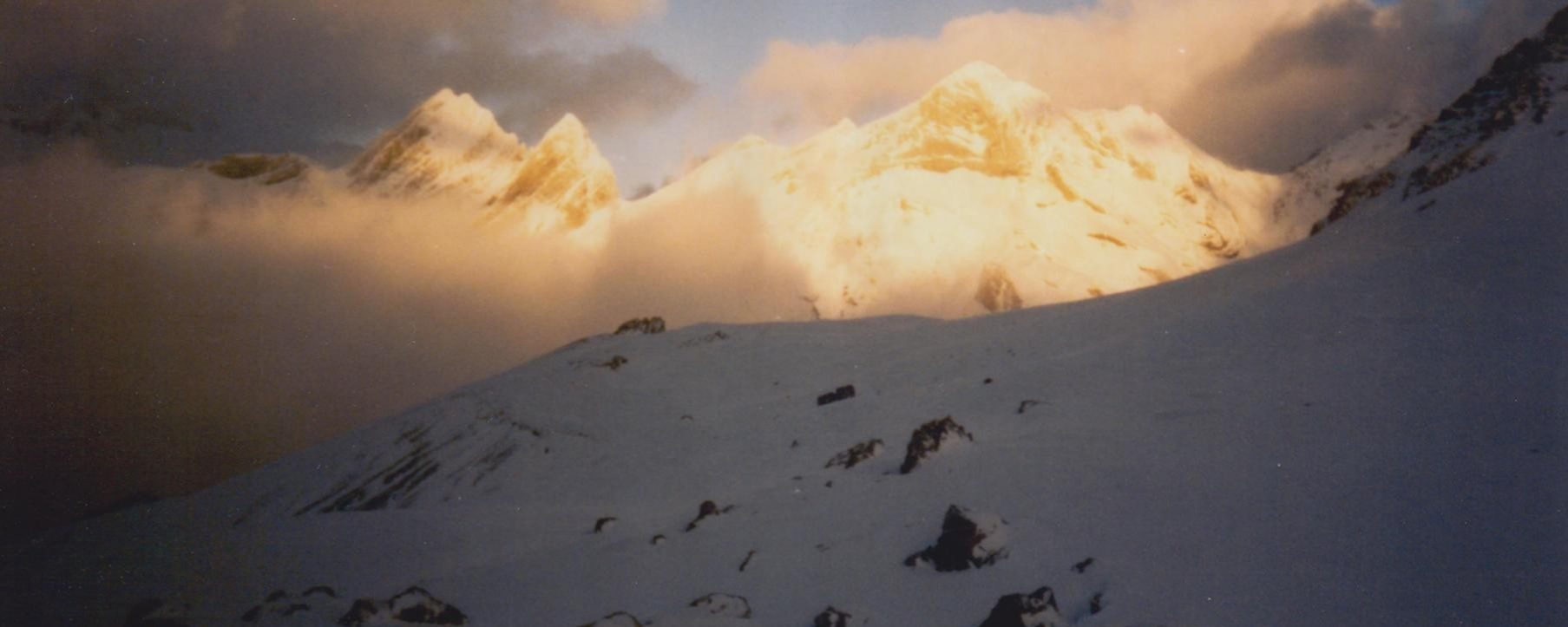Amanece en el Pico de Pineta y Pico Garién a la izquierda y Pico La Capilla a la izquierda