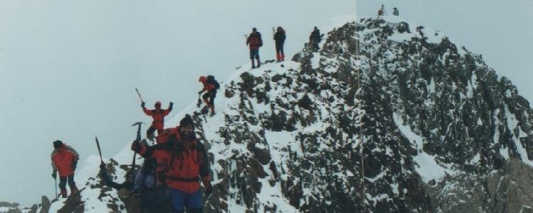 Delante Manuel en la cresta ciemra del Posets, atrás queda su cima