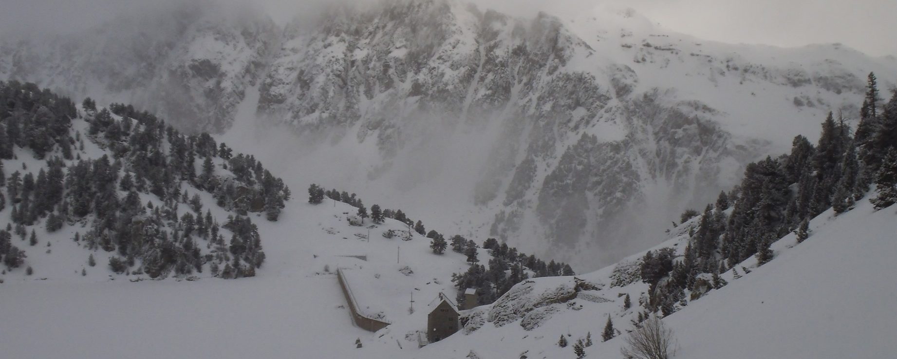 Atrás queda el Refugio de La Restanca a orillas de su estany