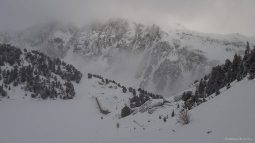 Atrás queda el Refugio de La Restanca a orillas de su estany