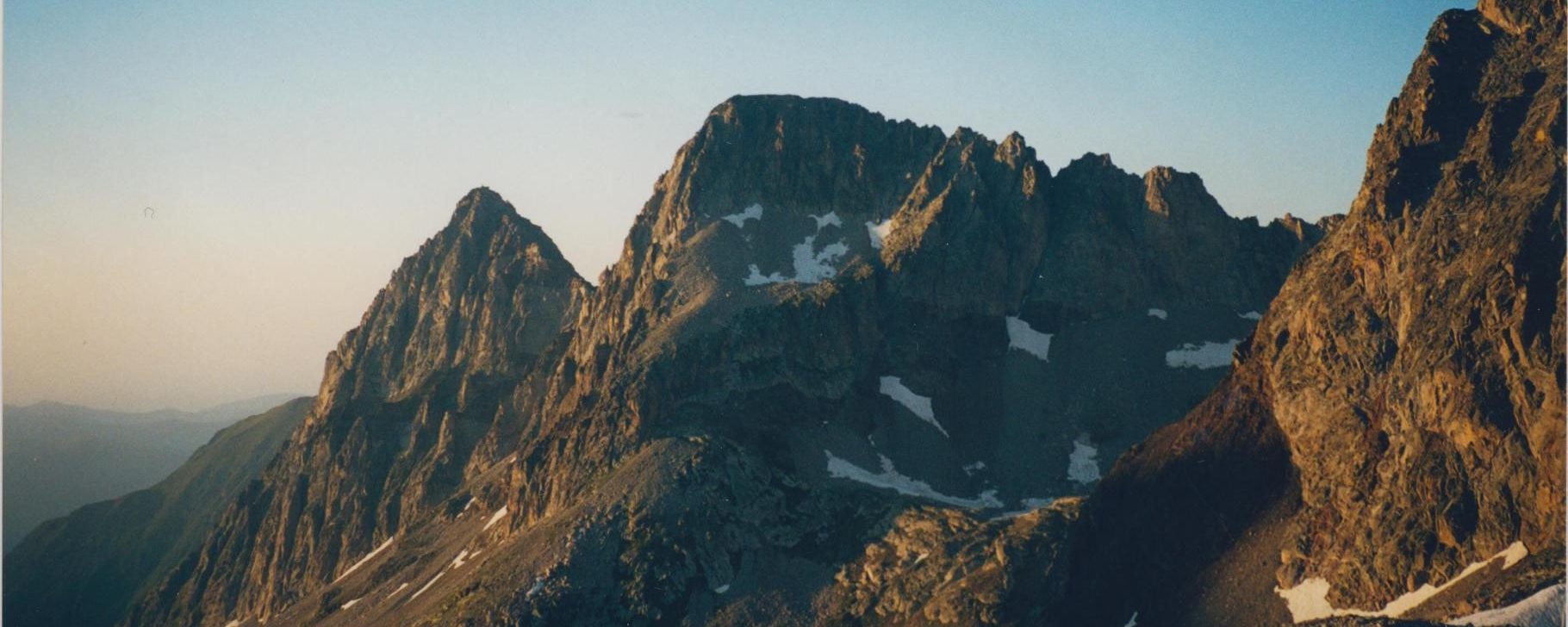 Gran Quayrat a la izquierda y Lezat con sus agujas en el centro