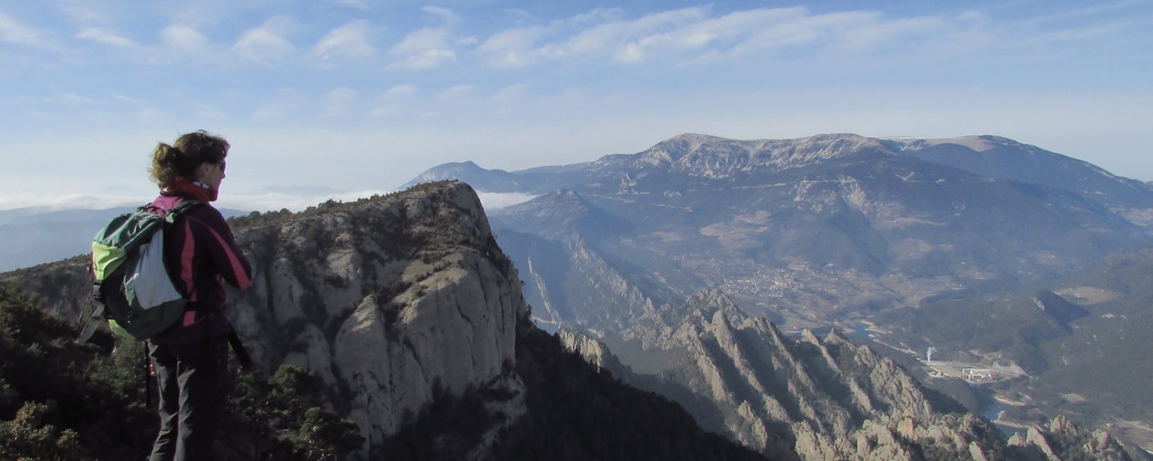 Cristina en la cima del Serrat de la Llebre, 1.521 mts. detrás el Serrat del Cogul, al fondo el Port del Comte