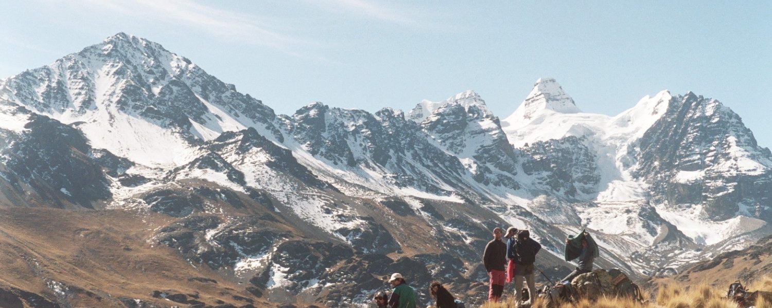 Descanso en el camino, Cabeza de Condor y sus alas a la derecha y el Pico Austria a la izquierda