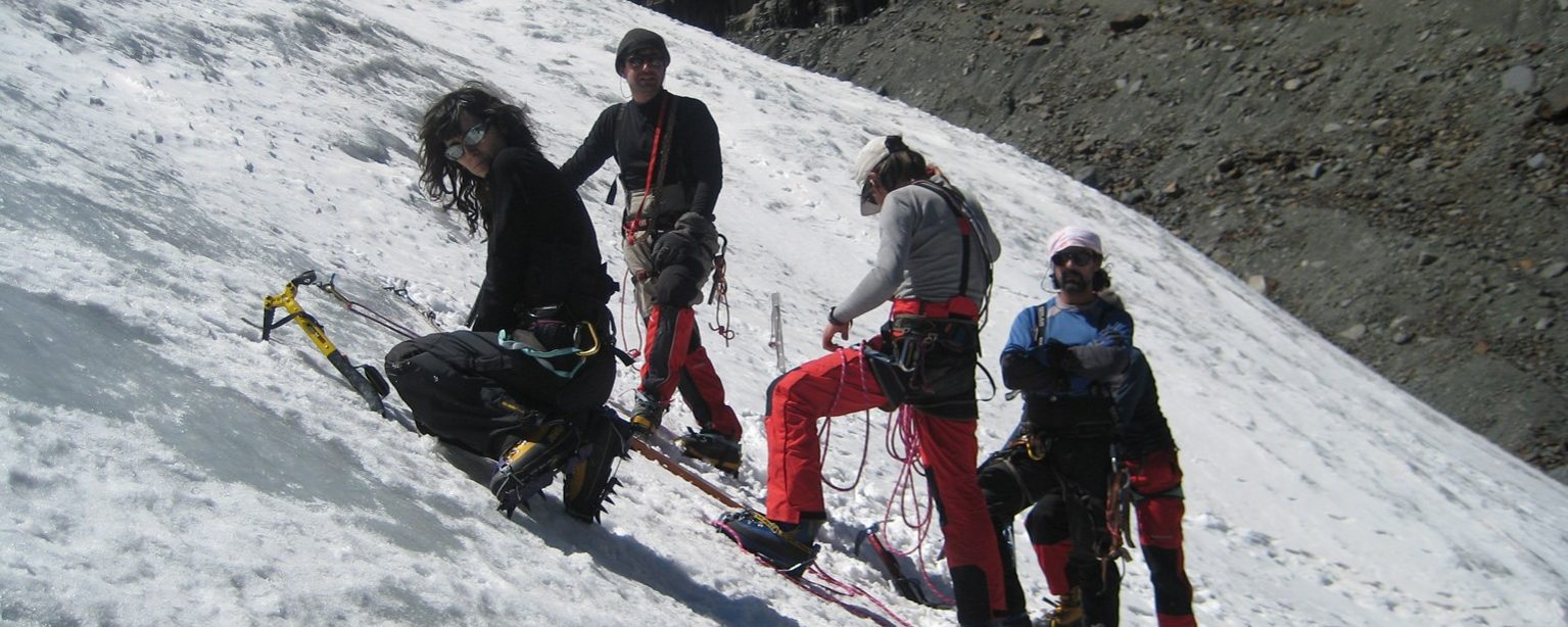 Prácticas en el Glaciar del Tarija, de izquierda a derecha: Gemma, Joaquín, Ballester y Jesús