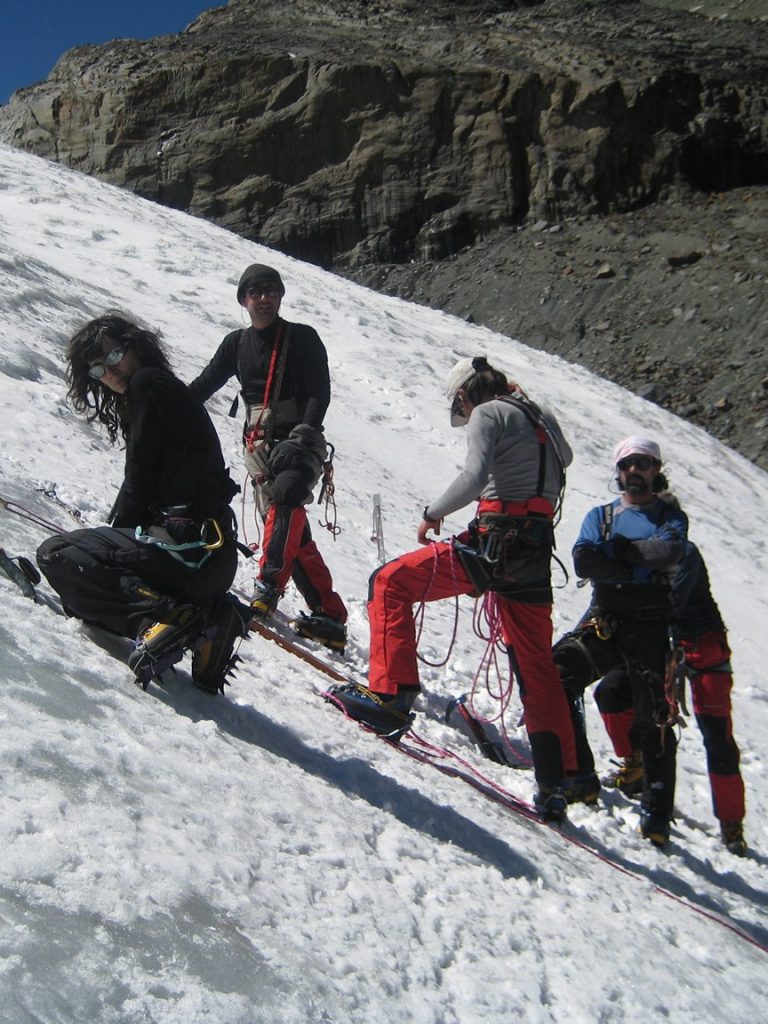 Prácticas en el Glaciar del Tarija, de izquierda a derecha: Gemma, Joaquín, Ballester y Jesús