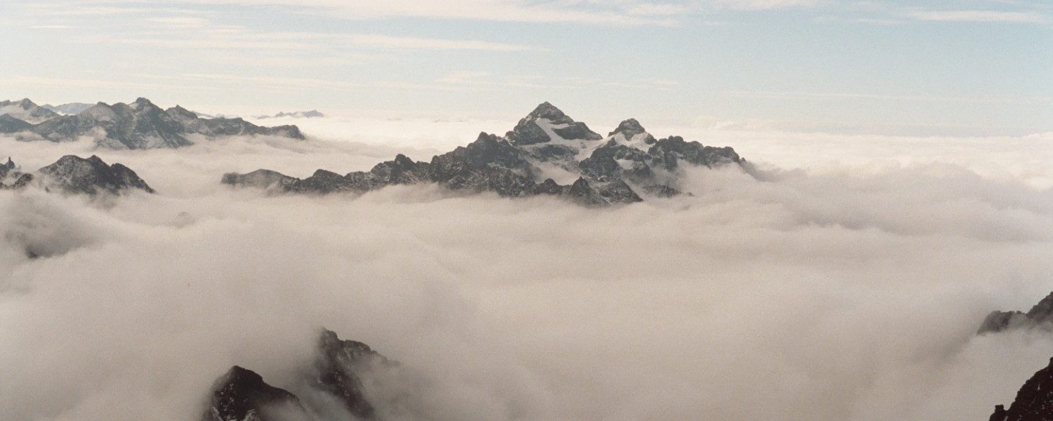 La Cordillera Real se adentra en el Mar del Nubes hacia el este
