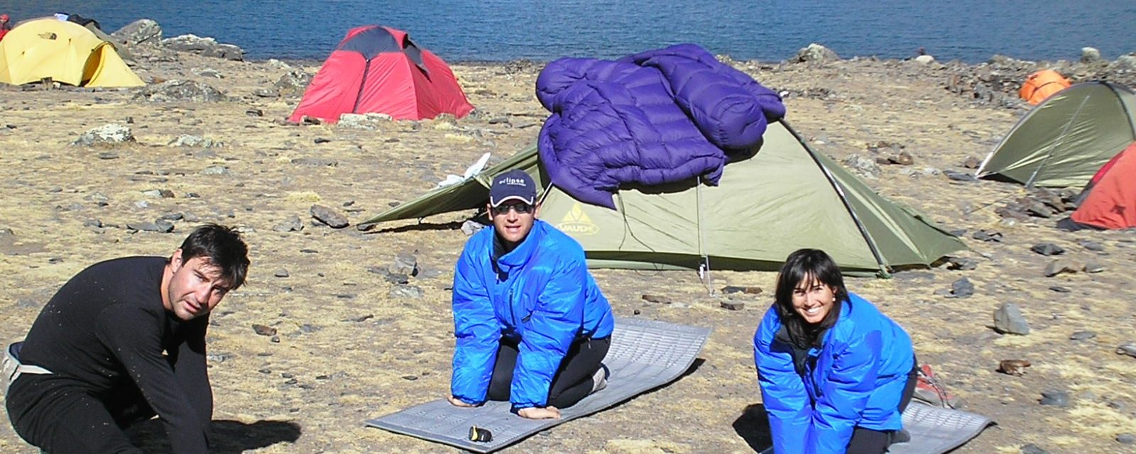 Joaquín, Javi y Zaida haciendo estiramientos