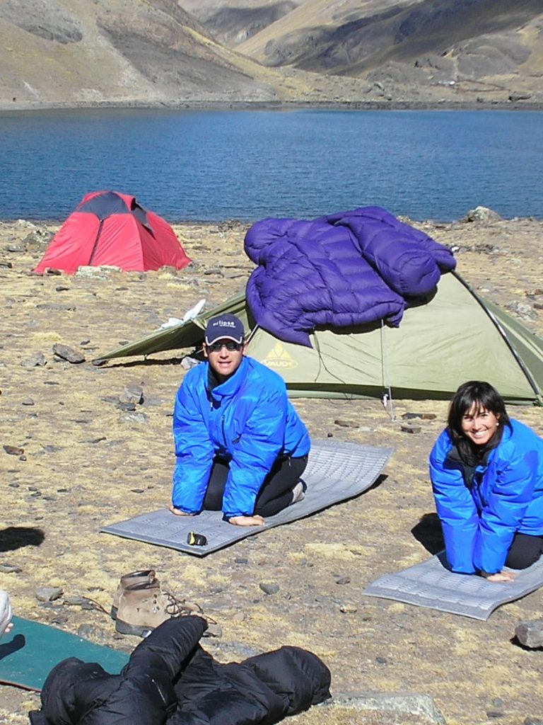Joaquín, Javi y Zaida haciendo estiramientos