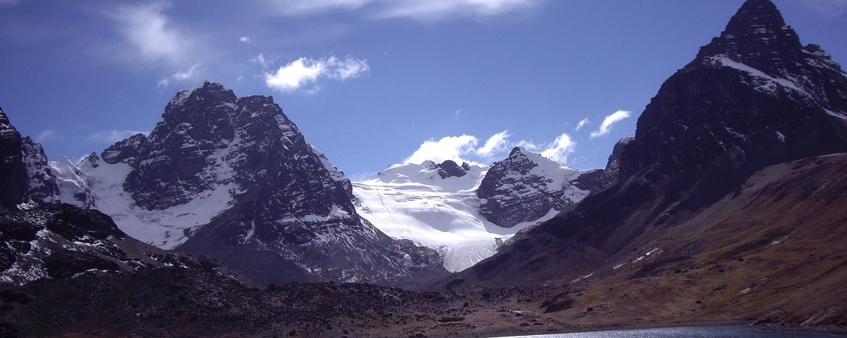 De izquierda a derecha: Pico Woyming, Tarija (y glaciar), Pirámide Blanca, Aguja Negra, abajo la Laguna Negra