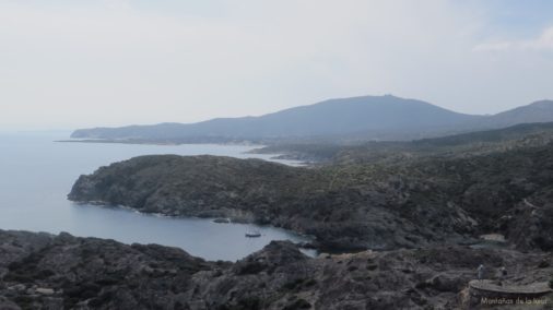 Cala Jugadora abajo y al fondo el Pení